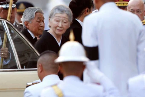 Nhà vua Nhật Bản và Hoàng hậu tới viếng cố Quốc vương Thái Lan Bhumibol Adulyadej. (Nguồn: EPA/straitstimes.com)