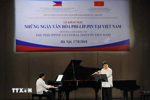 chương trình nghệ thuật "Những ngày văn hóa Philippines tại Việt Nam". (Ảnh: Minh Đức/TTXVN)