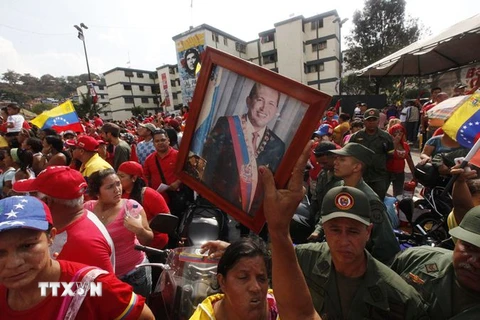 Người dân tiễn đưa nhà lãnh đạo Hugo Chavez. (Nguồn: THX/TTXVN)