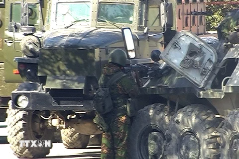 Cảnh sát chống xung đột Nga trong một chiến dịch của cảnh sát tại thủ phủ Makhachkala ở Dagestan. (Nguồn: AFP/TTXVN)