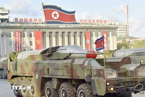 Một tên lửa đạn đạo tầm trung của Triều Tiên được giới thiệu tại lễ duyệt binh ở thủ đô Bình Nhưỡng tháng 10/2015. (Nguồn: Kyodo/TTXVN)