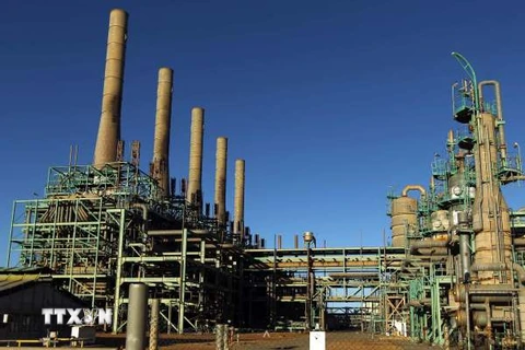 Nhà máy lọc dầu tại Ras Lanuf , miền bắc Libya, ngày 11/1. (Nguồn: AFP/TTXVN)
