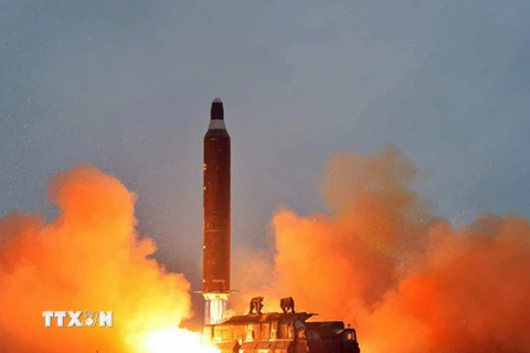 Một vụ phóng tên lửa tầm trung Musudan của Triều Tiên được tiến hành ở thành phố miền tây Wonsan dưới sự chứng kiến của nhà lãnh đạo Triều Tiên Kim Jong-un, ngày 23/6/2016. (Nguồn: Yonhap/TTXVN)