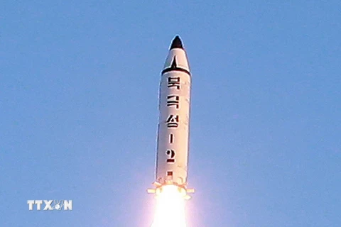 Tên lửa đạn đạo tầm trung Pukguksong-2 của Triều Tiên được phóng từ căn cứ không quân Banghyon, tỉnh Bắc Pyongan ngày 12/2. (Nguồn: YONHAP/TTXVN)