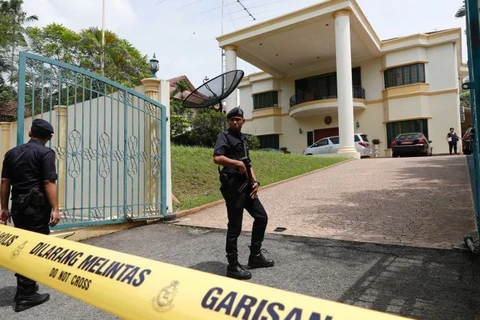 Cảnh sát Malaysia trước cửa Đại sứ quán Triều Tiên. (Nguồn: AP)