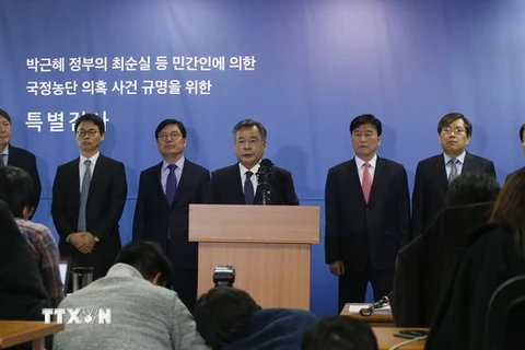 Các công tố viên tại cuộc họp báo tuyên bố kết luận về vụ bê bối chính trị liên quan tới việc Tổng thống Park Geun-hye cấu kết với bạn thân Choi Soon-sil nhận hối lộ từ Samsung tại văn phòng công tố đặc biệt ở Seoul, Hàn Quốc ngày 6/3. (Nguồn: EPA/TTXVN)