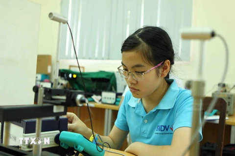 Đinh Thị Hương Thảo với thành tích hai lần đoạt Huy chương Vàng Olympic Vật lý quốc tế năm 2015 và 2016. (Ảnh: Quý Trung/TTXVN)