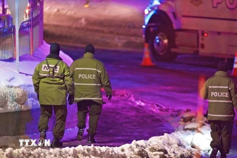 Cảnh sát làm nhiệm vụ tại hiện trường vụ xả súng ở Quebec, Canada ngày 30/1. (Nguồn: EPA/TTXVN)