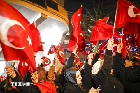 Người Thổ Nhĩ Kỳ tại Hà Lan biểu tình bên ngoài lãnh sự quán Thổ Nhĩ kỳ ở Rotterdam đòi gặp bà Fatma Betul Sayan Kaya, người đã bị cảnh sát Hà Lan ngăn cản tới thành phố này, ngày 11/3. (Nguồn: EPA/TTXVN)