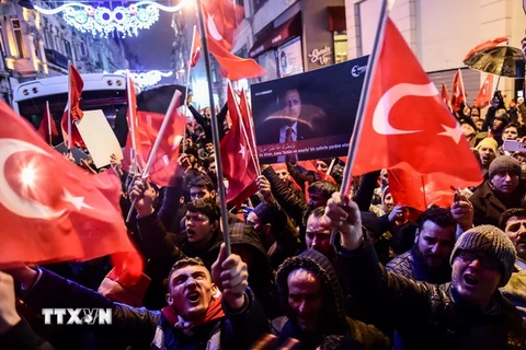 Người dân Thổ Nhĩ Kỳ biểu tình bên ngoài lãnh sự quán Hà Lan ở Istanbul, phản đối việc Hà Lan không cho phép Ngoại trưởng Thổ Nhĩ Kỳ Mevlut Cavusoglu nhập cảnh bằng đường hàng không vào nước này ngày 11/3. (Nguồn: AFP/TTXVN)