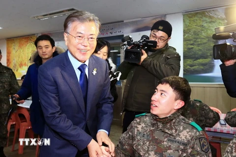 Ứng cử viên Tổng thống Moon Jae-in thăm một đơn vị quân đội tại thủ đô Seoul ngày 25/1. (Nguồn: YONHAP./TTXVN)