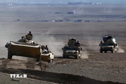 Binh sỹ chính phủ Iraq trong cuộc giao tranh với phiến quân IS ở làng Badush nhằm giành lại quyền kiểm soát ở Tây Mosul ngày 9/3. (Nguồn: AFP/TTXVN)