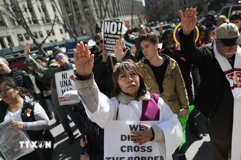 Người dân tham gia biểu tình phản đối lệnh cấm nhập cảnh mới của chính quyền Mỹ tại New York ngày 9/3. (Nguồn: AFP/TTXVN)