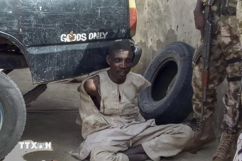 Một nghi can khủng bố thuộc nhóm phiến quân Boko Haram bị bắt giữ ở Rann, Nigeria ngày 20/1. (Nguồn: EPA/TTXVN)