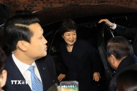 Bà Park Geun-hye (giữa) về tới nhà riêng ở Seoul ngày 12/3. (AFP/TTXVN)