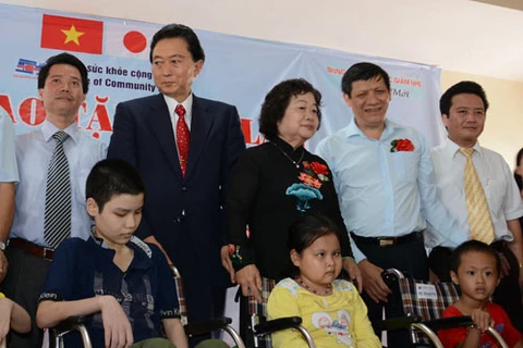Cựu Thủ tướng Nhật Bản tặng 60 xe lăn cho người khuyết tật Việt Nam