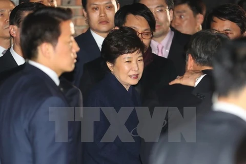Tổng thống Hàn Quốc bị phế truất Park Geun-hye (giữa) về tới nhà riêng ở nam Seoul sau khi rời Nhà Xanh ngày 12/3. (Nguồn: AFP/TTXVN)
