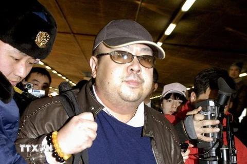 Người đàn ông được cho là Kim Jong-nam (giữa) tại sân bay Bắc Kinh, Trung Quốc ngày 11/2/2007. (Nguồn: AFP/TTXVN)
