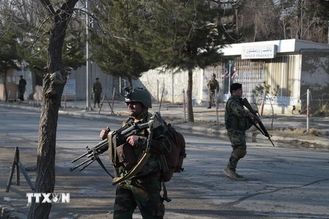 Lực lượng an ninh Afghanistan điều tra tại hiện trường một vụ đánh bom tại bệnh viện quân đội ở Kabul. (Ảnh minh họa: AFP/TTXVN)