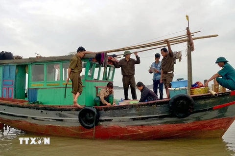 Một tàu cá vi phạm bị thu giữ tại Quảng Ninh năm 2016. (Ảnh: Nguyễn Hoàng-TTXVN)