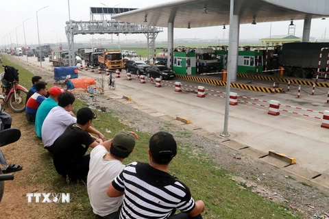 Nhiều xe ôtô dừng trước trạm thu phí Tam Nông. (Ảnh: Trung Kiên/TTXVN)