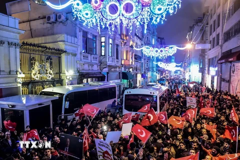 Người dân Thổ Nhĩ Kỳ biểu tình bên ngoài lãnh sự quán Hà Lan ở Istanbul, phản đối việc Hà Lan không cho phép Ngoại trưởng Thổ Nhĩ Kỳ Mevlut Cavusoglu nhập cảnh bằng đường hàng không vào nước này ngày 11/3. (Nguồn: AFP/TTXVN)