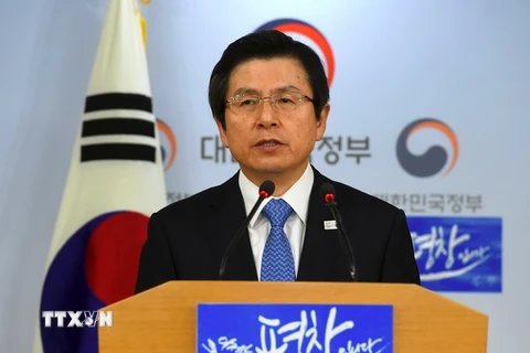 Quyền Tổng thống kiêm Thủ tướng Hàn Quốc Hwang Kyo-Ahn phát biểu tại Seoul ngày 10/3. (Nguồn: AFP/TTXVN)