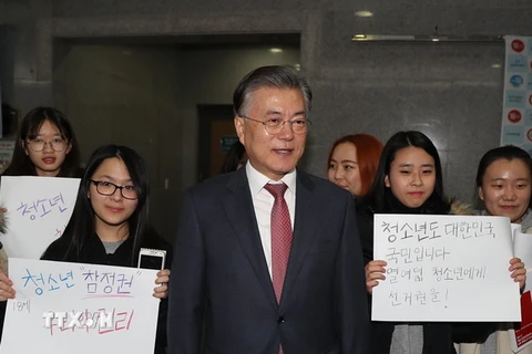 Ông Moon Jae-in (giữa) tham dự một diễn đàn ở Seoul ngày 18/1. (Nguồn: YONHAP/TTXVN)