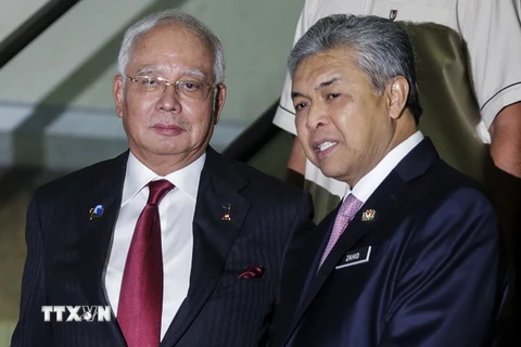 Thủ tướng Malaysia Najib Razak (trái) và Phó Thủ tướng Ahmad Zahid Hamidi sau cuộc họp khẩn Hội đồng An ninh quốc gia về căng thẳng với Triều Tiên ở Subang ngày 7/3. (Nguồn: EPA/TTXVN)