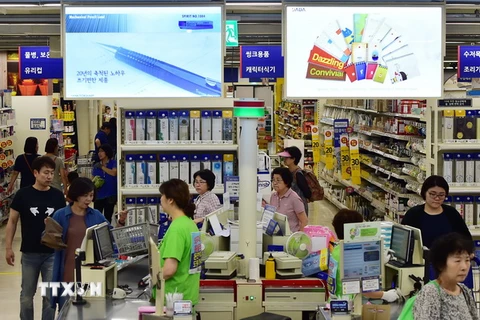 hách hàng mua sắm tại một cửa hàng bán lẻ ở Seoul ngày 7/9/2015. (Nguồn: AFP/TTXVN)