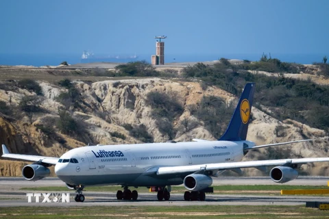 Máy bay của Hãng hàng không Đức Lufthansa tại sân bay Simon Bolivar ở Caracas, Venezuela ngày 17/6. (Nguồn: AFP/TTXVN)