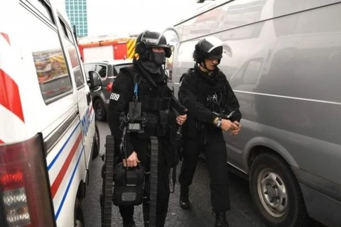 Cảnh sát thăm dò bom tại sân bay. (Nguồn: bbc.com)