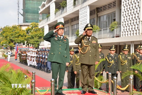 Lễ đón chính thức Tổng tham mưu trưởng Phan Văn Giang tại Trụ sở Bộ Tổng tư lệnh Quân đội Hoàng gia Campuchia. (Ảnh: Phan Minh Hưng/TTXVN)