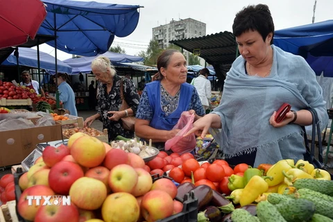 Thực phẩm được bày bán tại một khu chợ ở Moskva ngày 11/12/2014. (Nguồn: AFP/TTXVN)