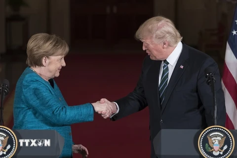 Tổng thống Mỹ Donald Trump (phải) và Thủ tướng Đức Angela Merkel (trái) đã có cuộc hội đàm thượng đỉnh đầu tiên tại Nhà Trắng kể từ khi ông Trump trở thành Tổng thống thứ 45 của Hoa Kỳ. (Nguồn: EPA/TTXVN)