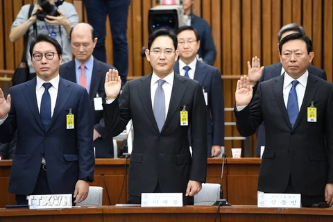 (từ trái sang): Chủ tịch Tập đoàn SK Chey Tae-Won, Phó Chủ tịch Samsung Lee Jae-yong và Chủ tịch Lotte Shin Dong-Bin tại phiên điều trần của Quốc hội Hàn Quốc ở thủ đô Seoul ngày 6/12/2016. (Nguồn: AP/TTXVN)