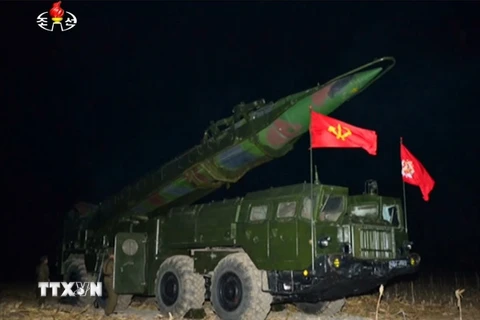 Vận chuyển các tên lửa đạn đạo của Triều Tiên trong cuộc diễn tập quân sự của đơn vị pháo binh Hwasong. (Nguồn: YONHAP/TTXVN)