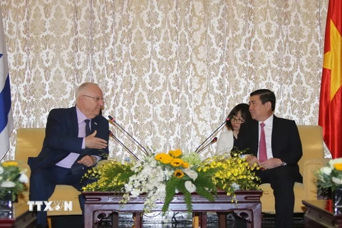 Chủ tịch UBND Thành phố Hồ Chí Minh Nguyễn Thành Phong hội kiến Tổng thống Israel Reuven Rivlin đang thăm cấp Nhà nước Việt Nam. (Ảnh: Thanh Vũ/TTXVN)