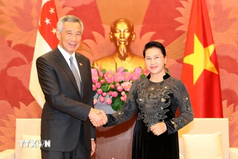 Chủ tịch Quốc hội Nguyễn Thị Kim Ngân hội kiến với Thủ tướng Singapore Lý Hiển Long đang ở thăm chính thức Việt Nam. (Ảnh: Trọng Đức/TTXVN)