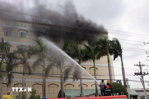 Lực lượng Cảnh sát PCCC Cần Thơ nỗ lực phun nước để dập lửa. (Ảnh: Thanh Liêm/TTXVN)