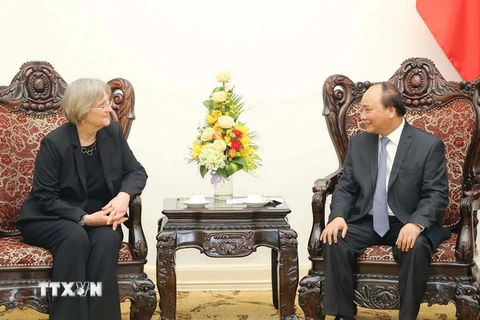 Thủ tướng Chính phủ Nguyễn Xuân Phúc tiếp bà Catharine Drew Gilpin Faust, Hiệu trưởng Đại học Harvard (Hoa Kỳ) đang thăm và làm việc tại Việt Nam. (Ảnh: Doãn Tấn/TTXVN)