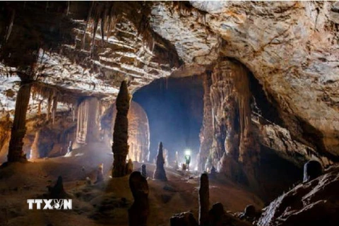Một hang động mới tại Quảng Bình mơi được phát hiện với vẻ đẹp lung linh, huyền ảo. (Ảnh: TTXVN phát)