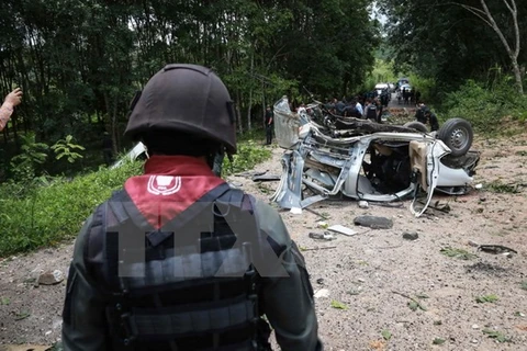 Cảnh sát và binh sỹ Thái Lan điều tra tại hiện trường một vụ tấn công ở miền Nam. (Nguồn: AFP/TTXVN)