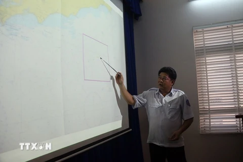 Ông Lương Trường Phi, Phó Giám đốc Trung tâm Phối hợp tìm kiếm cứu nạn Hàng hải Khu vực 3 trình bày phương án tìm kiếm. (Ảnh: Đoàn Mạnh Dương/TTXVN)