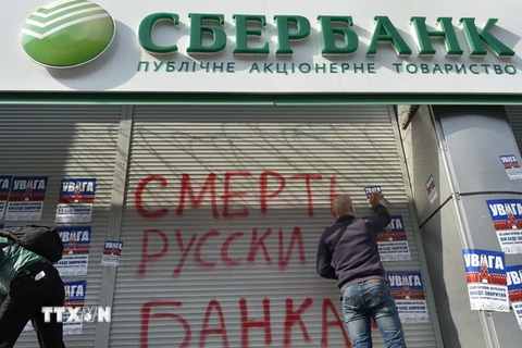 Chi nhánh ngân hàng Sberbank của Nga tại Kiev, Ukraine ngày 10/3. (Nguồn: AFP/TTXVN)