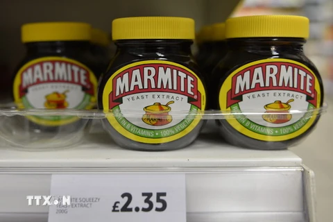 Sản phẩm đóng hộp nhãn hiệu Marmite được bày bán tại siêu thị Tesco ở London, Anh. (Nguồn: EPA/TTXVN)