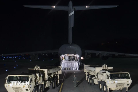 Các thiết bị của hệ thống THAAD được vận chuyển từ Mỹ tới Hàn Quốc ngày 6/3. (Nguồn: THX/TTXVN)
