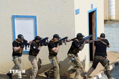 Binh sỹ Ba Lan tham gia buổi huấn luyện với tình huống giả định chống cướp biển ở Mogadishu của Somalia tại ESA ngày 24/4. (Nguồn: AFP/TTXVN)