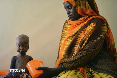 Chăm sóc trẻ em Somalia bị suy dinh dưỡng tại bệnh viện địa phương ở thị trấn Baidoa, thủ phủ vùng Bay, miền tây nam Somalia ngày 15/3. (Nguồn: AFP/TTXVN)