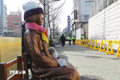 Bức tượng "phụ nữ mua vui" (trong ảnh) dựng bên ngoài Lãnh sự quán Nhật Bản ở thành phố Busan, miền Nam Hàn Quốc. (Nguồn: AFP/TTXVN)
